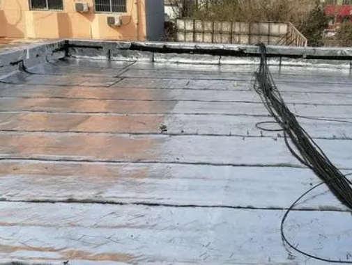 宁河卫生间漏水维修公司分享下宁河屋面楼顶防水刚性防水层施工要点。